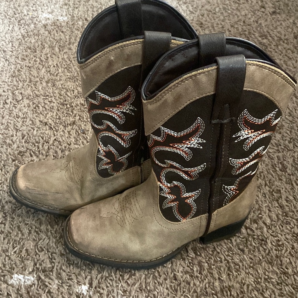 Size 11m boys Rodeo Ropers Leather Heritage boots.  Only worn a few times.